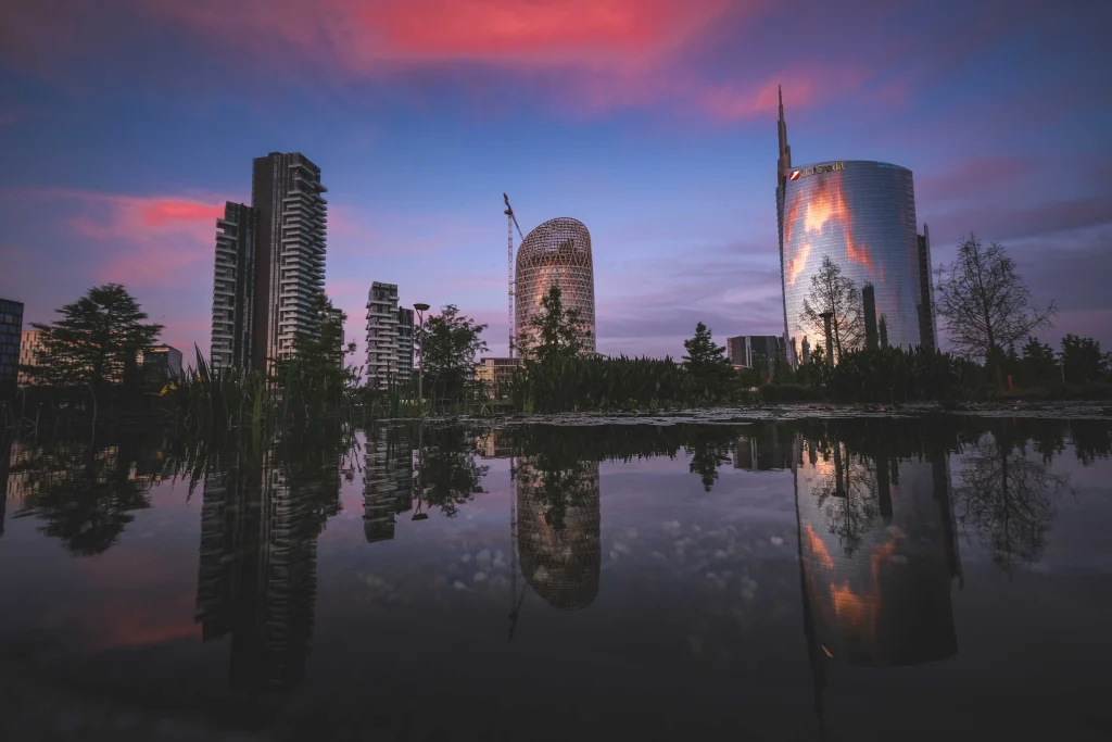 Horizonte moderno de Milán CityLife al atardecer, imagen destacada para el artículo sobre los mercados inmobiliarios más atractivos de Italia en 2026.