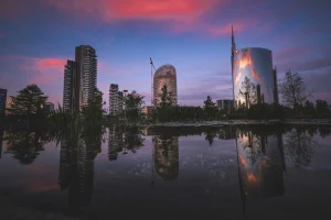 Horizonte moderno de Milán CityLife al atardecer, imagen destacada para el artículo sobre los mercados inmobiliarios más atractivos de Italia en 2026.