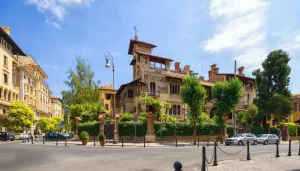 Vista arquitectónica di un palacete histórico en el barrio de Coppedè en Roma, ideal para la sección sobre inversiones inmobiliarias en ciudades de arte italianas.